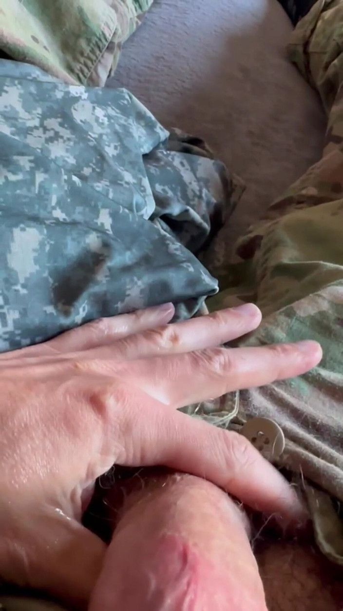 Gay Soldier Stuff: 판매 된 사지에서 레슬링 싱글에 딸딸이!