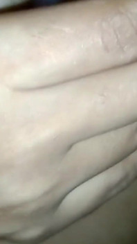 Mi esposa de Sri Lanka jugando con un juguete, como un consolador