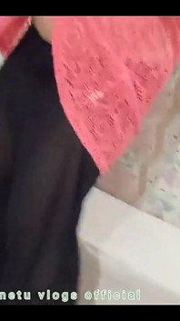침실에서 창녀처럼 춤을 추는 인도 여친