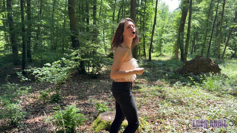 Lety Howl: Wilde anale masturbatie in het bos
