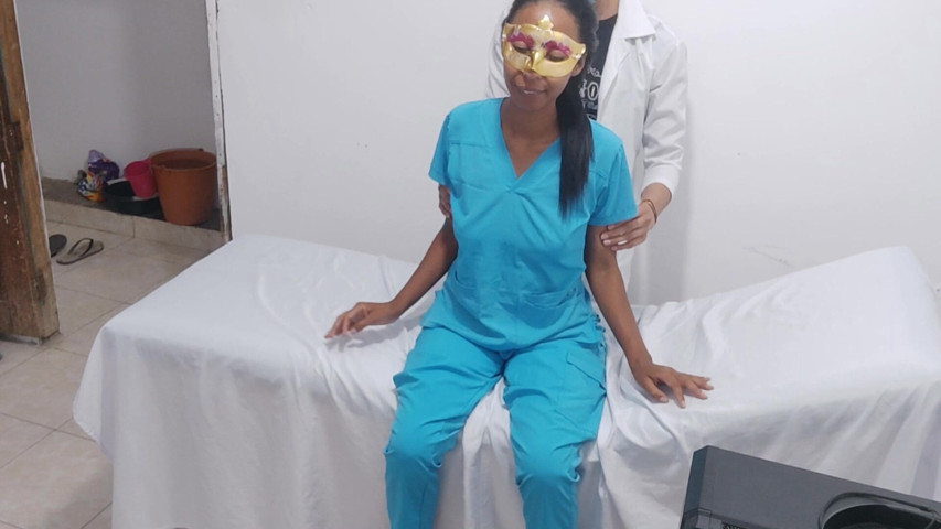 Medical Colleagues Do Adult Things on the Hospital Stretcher. (Negrita sexy)