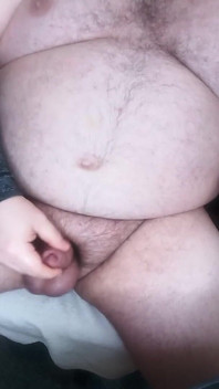 Tatăl vitreg arată penisul pompat și are parte de un orgasm distrus