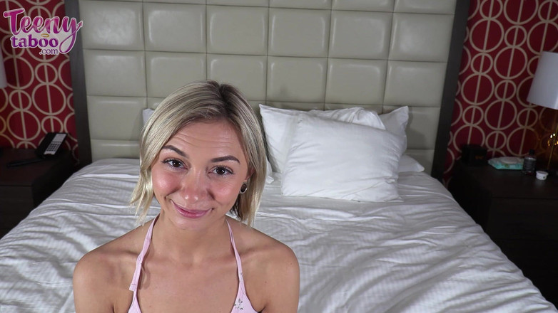 Teenytaboo: 学生のクロエが卒業のために膣を使う