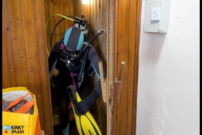 UKCuteGirl Lucy Lauren: La agente de buceo Lucy regresa bajo el agua y...