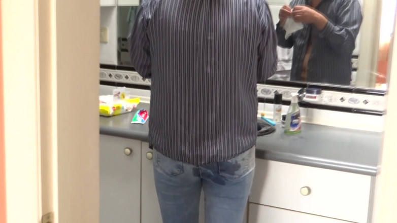 Ardientes69: 継息子がオナニーしているのを見つけ、ジーンズを履いたままお尻に射精させました