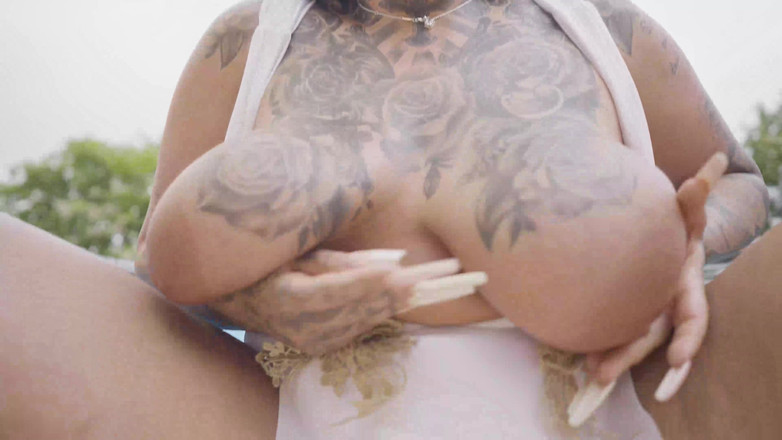 Lesbians and Masturbation: Pulchna z dużymi cyckami szarpie się do orgazmu przy basenie