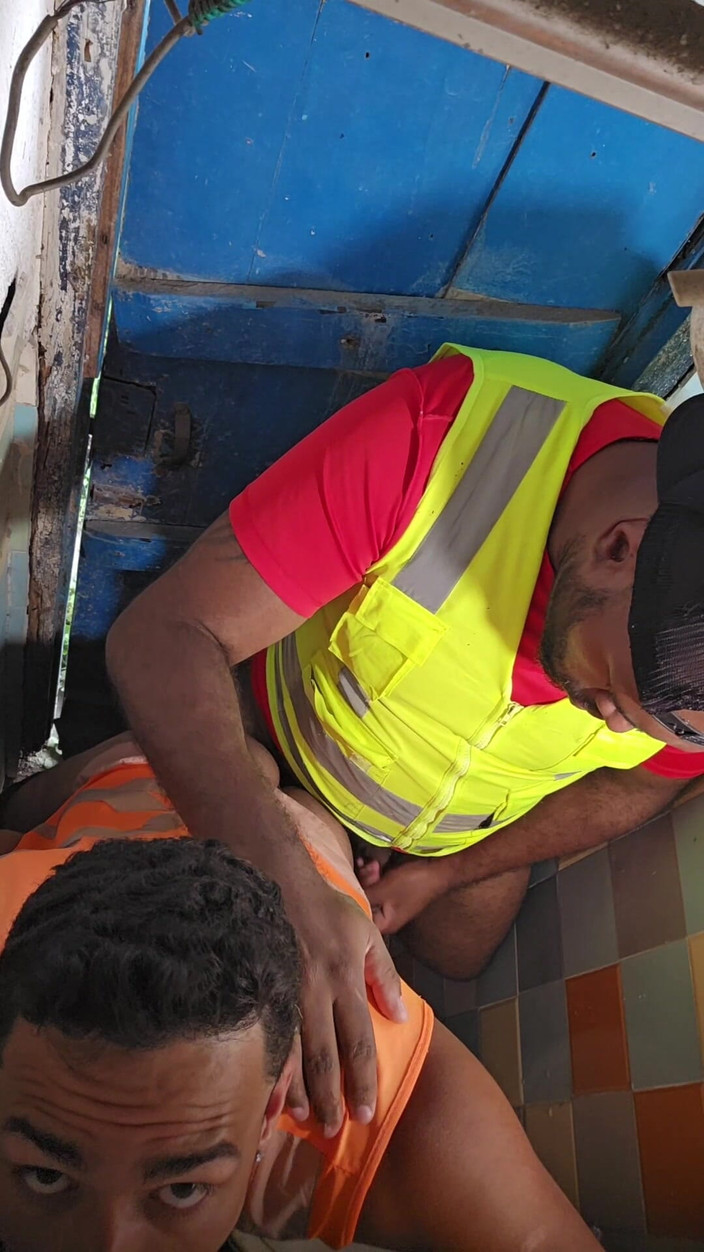 TheBlacKHunterr: 建筑的浴室变成了妓院