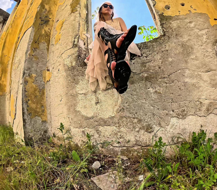 Mistressyammyboots: Hamba Dibawah Sandal Saya