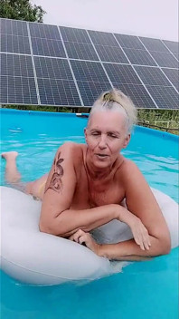 Ibu rumah tangga panas Lukerya di kolam renang
