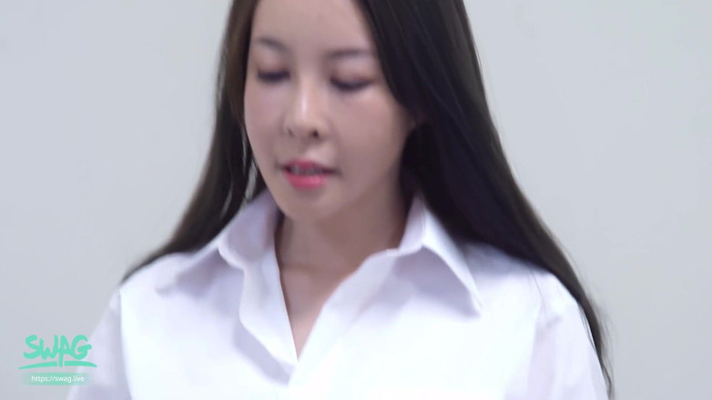 SWAG.live: 사무실에서 팬티 스타킹을 입은 발정난 Ol과의 비밀 섹스