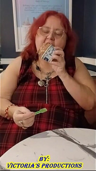 Krankenschwester Vicki isst hier mittagessen und genießt dann leckeres eis