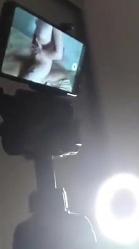 Jag knullar henne medan hennes man tittar på oss med videosamtal - vi utlöser samtidigt
