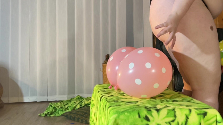 BeachBallsDuo: Bigbootylucys Unterwäsche-special 2! 18 ballons unter ihren 98kgs zerquetscht! 2 Kameras mit zeitlupe!