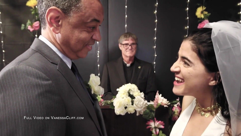 Cliff Media: Gangbang em seu casamento - noiva prenhada no altar - Vanessa Cliff