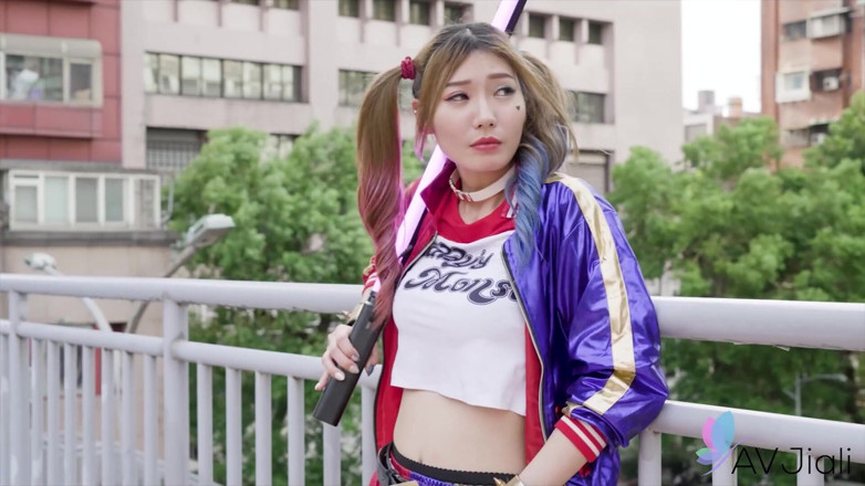 AV Jiali: Li Zhiyan แต่งตัวเป็น Harley Quinn โดนเย็ดในปาร์ตี้เซ็กซ์ฮาโลวีน