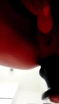 Addestramento anale matrigna amatoriale in bagno con dildo e verdure estreme.