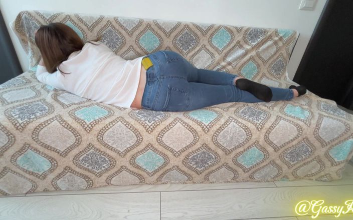 GassyKat: Regina împuțită care se pârțâie în blugi albaștri strâmți