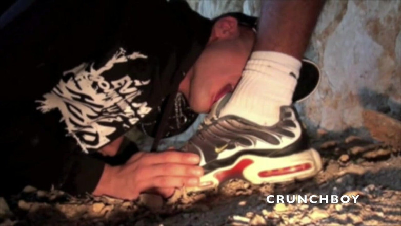 Sneaker gay: Ekstremalne trampki stopy i upokorzenie stóp na zewnątrz