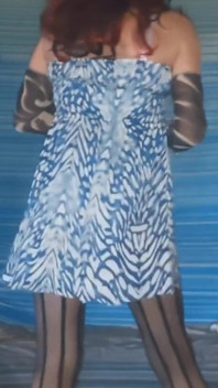 Dans ma cuisine, je nettoie dans ma robe d’été bleue et mes bas avant de s’exhiber et de taquiner mon papa