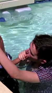 Twink follada en la piscina por mayor por diversión