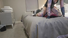 Bigtiddygoth: Slečna Ruby Pvc Domme Throat šuká Sissy Služku s obrovským černým připínákem,...