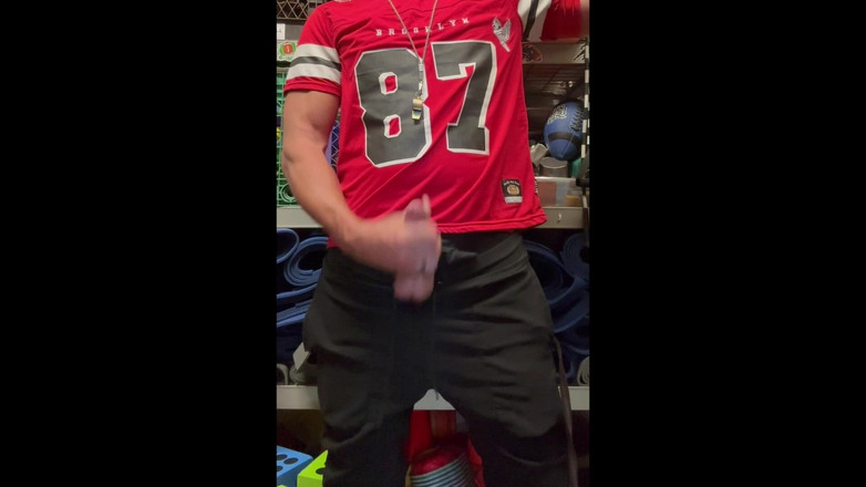 JockDad87: Jockdad87 trycker in en laddning i sin tröja med nummer 87.