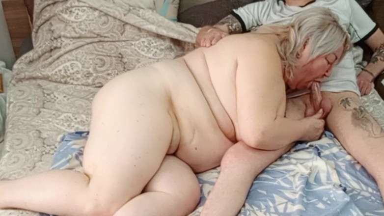 Zona901: Saya melihat ibu tiri melancap dan membantunya memancut mani dengan...