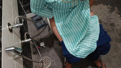 YOURAMRITA04: Sora vitregă indiană desi de la sat este masterbat în baie...