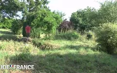 Bonita morena adolescente tomando banho de sol recebe gangbang de seus 3 vizinhos