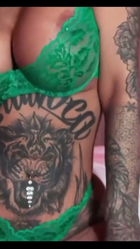 Getatoeëerde milfs veranderen badtijd in wilde plezierplezier
