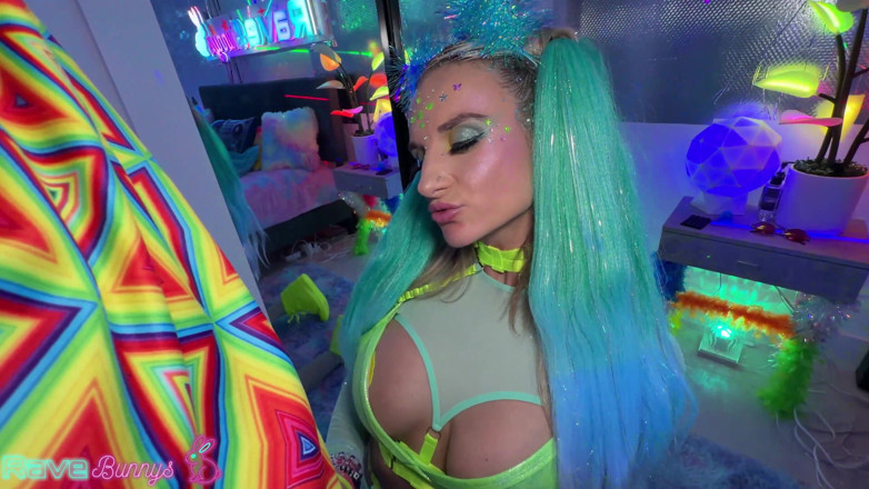 Rave Bunnys: Anastasia miele jej duży tyłek na Brian Omally podczas oszukiwania...