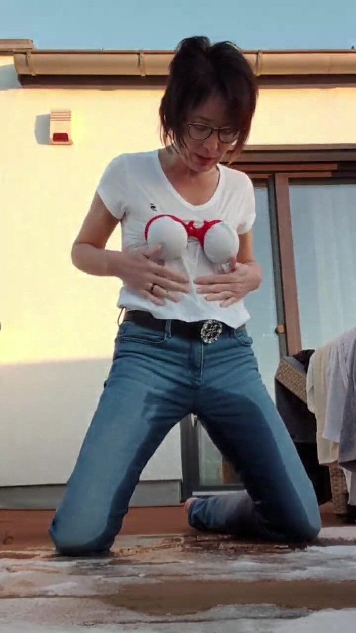 JulieEroticDress: Muncrat di celana jins di balkon