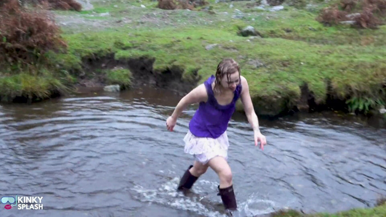 UKCuteGirl Lucy Lauren: Welly sploshing en botas y sin bragas!