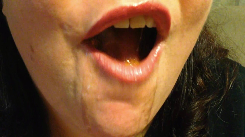 Lily Lipstixxx: O urso goma comendo