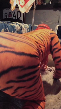 Fată cu fund Tiffany Ciskiss costum Tigra partea 2 Femboy futând jucării uriașe