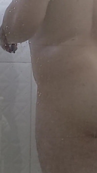 Eu preciso que você esfregue minha consta e minha bunda