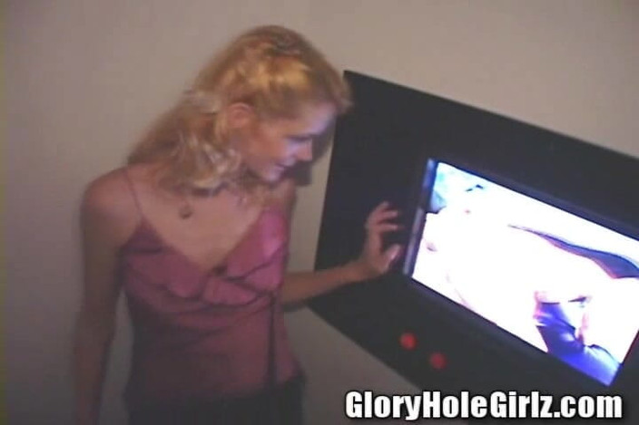 Glory Hole Girlz: Anal only - istri nakal rambut pirang ini lagi asik nyepong...