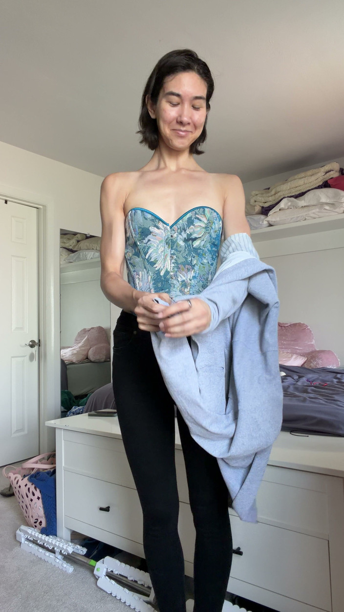 Ms_Emmy_Lynn: Pakaian Juror seksi