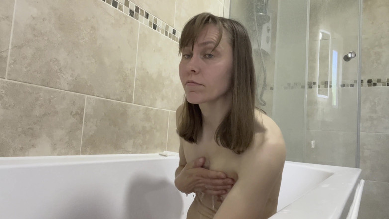 Wamgirlx: Female ejaculation in the bath