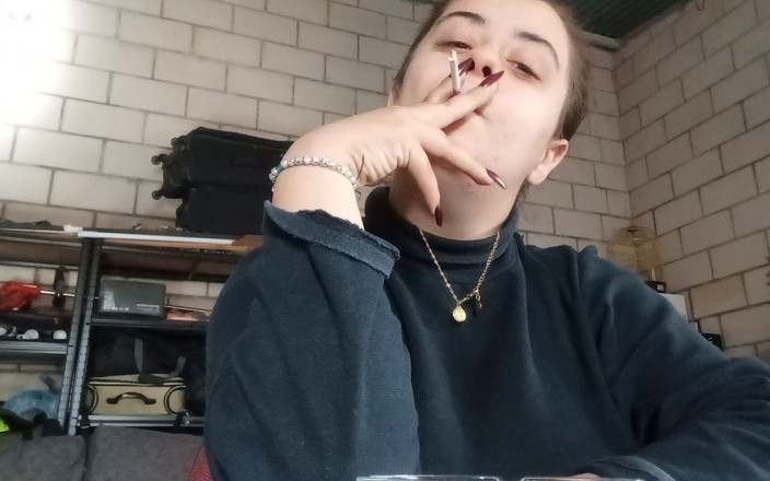 fartingclub01: Ragazza PAWg che fuma sigaretta sottile