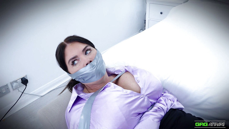 Gag Attack: टेप बंधन में Terri सेक्रेटरी