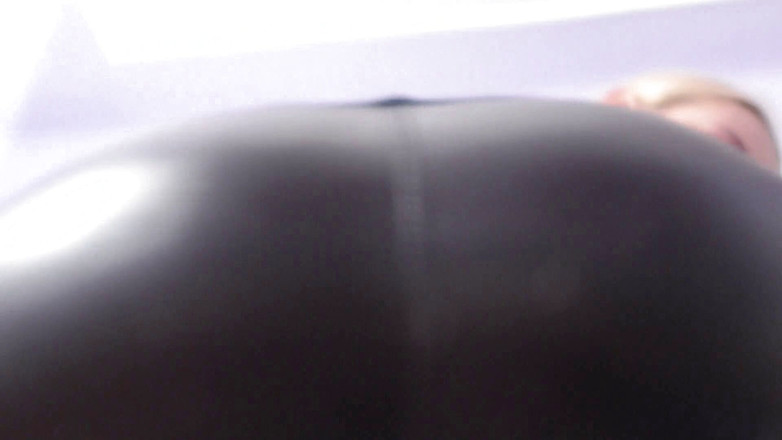 Femdom Austria: キンバリー王女の視点 レギンズのフェイスシッティング