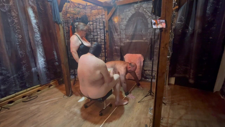 Lanista_Bear: Parte 2: Booboo è il sedile della domina mentre l'alimentare il culo...