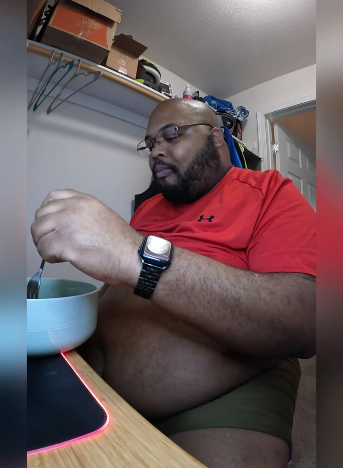 Blkhole420: Então eu decidi gravar um vídeo meu afiando todo o...