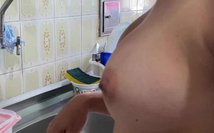 Esposaheyya: Esposa trabajando y cocinando desnuda en la cocina!