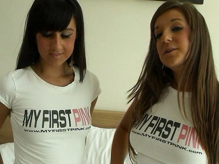 Cryptostudios: Dvě britské teen lesbičky si navzájem lízají kundičku a používají...