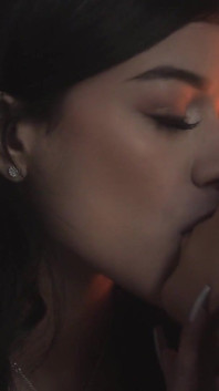 Grote tieten lesbische glamourbabes Shyla Jennings en Savannah Sixx poesje likken make-out