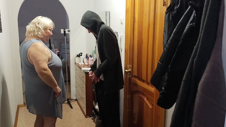 Zona901: Courier Fucked Mother-in-law in Mouth and Pussy Doggy Style