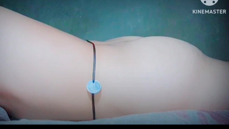 TricolorMusic3: Allargando le labbra della sua vagina, ci ha mostrato quanto è...