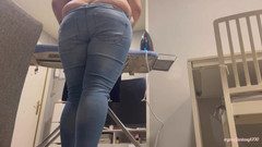 Your fantasy studio: Si sfonda il culo in jeans mentre lo stira